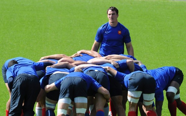 Los jugadores de la selección francesa de rugby participan en una sesión de entrenamiento en Auckland.