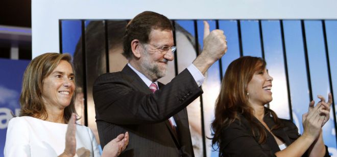 El candidato popular a la presidencia del Gobierno, Mariano Rajoy, acompañado por la líder del PPC, Alicia Sanchez Camacho (d), y por la candidata al Congreso por Madrid, Ana Mato (i), abre esta noche la campaña electoral celebrando un acto político en Castelldefels (Barcelona).