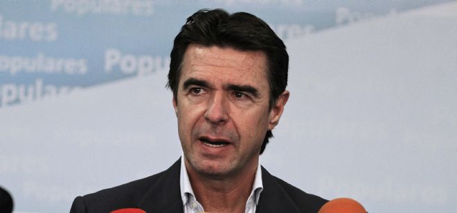 El presidente del PP de Canarias y candidato al Congreso por Las Palmas, José Manuel Soria, participó en un desayuno informativo en Lanzarote en el primer día de la campaña electoral.