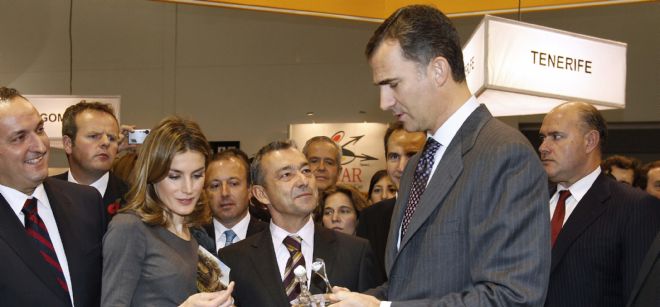 Los Príncipes de Asturias, junto con el presidente del Gobierno canario, Paulino Rivero (c).
