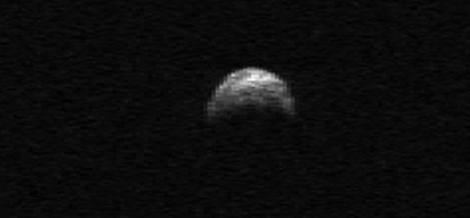 Imagen del radar Arecibo en Puerto Rico, tomada en abril 2010, en donde se aprecia el asteroide 2005 YU55 que se aproxima a la Tierra.