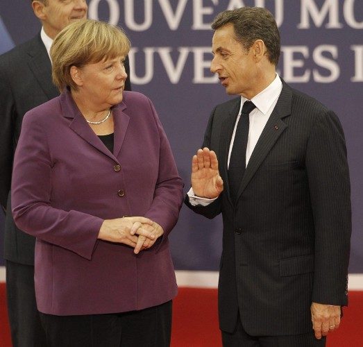 El presidente francés, Nicolás Sarkozy (d), recibe a la canciller alemana.
