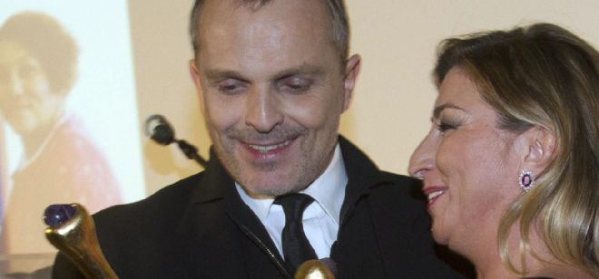 El cantante español Miguel Bosé (i) recibe el premio 