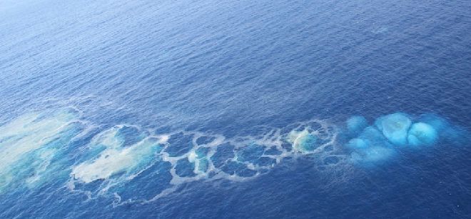 Fotografía facilitada por el Gobierno de Canarias donde se aprecia la erupción volcánica submarina localizada al sur de El Hierro que sale por una fisura que tiene varios focos visibles.