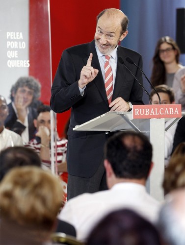 El candidato del PSOE a la presidencia del Gobierno, Alfredo Pérez Rubalcaba, durante su intervención en mitin que el partido ha celebrado hoy en Pamplona.
