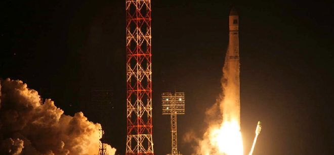 Fotografía del cohete ruso Zenit-2 al despegar, que transportaba la estación interplanetaria rusa Fobos-Grunt.