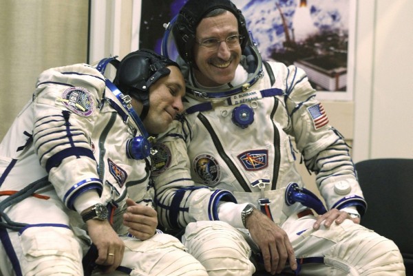 El astronauta estadounidense Daniel Burbank (d) y cosmonauta rusos Antón Shkaplérov (i), tripulantes de la nave rusa Soyuz TMA-22, bromean antes del despegue.