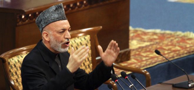 El presidente afgano Hamid Karzai (der) dice un discurso en la Gran Asamblea o Loya Jirga, en Kabul, Afganistán.