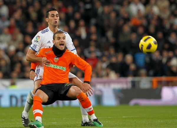 El delantero del Valencia Roberto Soldado (primer término) y el defensa del Real Madrid Alvaro Arbeloa.