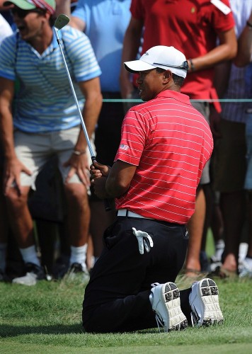 El golfista Tiger Woods, del equipo de Estados Unidos, se lamenta tras fallar un 