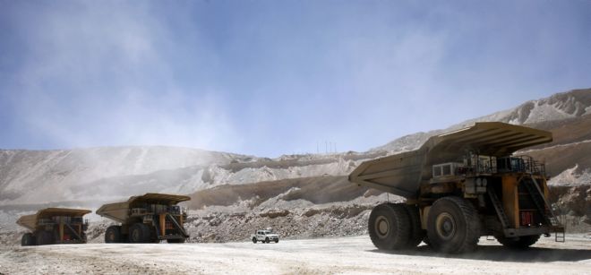 Camiones mineros de grandes dimensiones llevan carga en la mina de cobre y oro a cielo abierto de Chuquicamata.