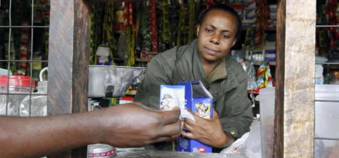 Dependienta de un almacén en el pueblo de pescadores de Igabilo vendiendo preservativos y donde el índice de SIDA en la población es del 15 por ciento.