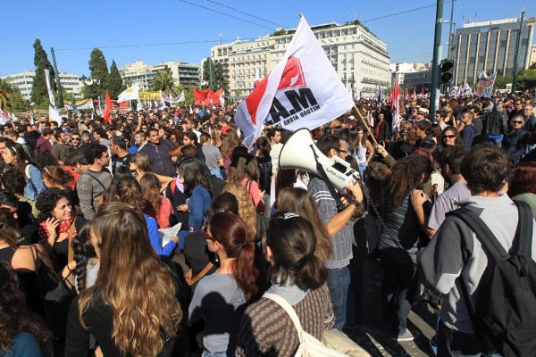 Miles de griegos se manifiestan frente al Parlamento.