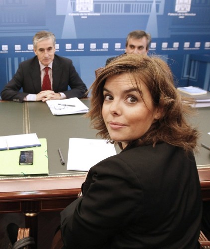 El ministro de la Presidencia, Ramón Jáuregui (i), y la dirigente del PP Soraya Sáenz de Santamaría.