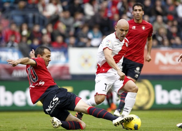 El centrocampista del Rayo Vallecano José María Movilla pelea un balón con el centrocampista de Osasuna Patxi Puñal.