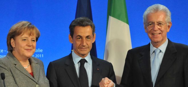 El presidente francés Nicolas Sarkozy (c), saluda al primer ministro italiano Mario Monti, y a la canciller alemana Angela Merkel, durante la rueda de prensa ofrecida tras la reunión que han mantenido en Estrasburgo, Francia, el 24 de noviembre del 2011.