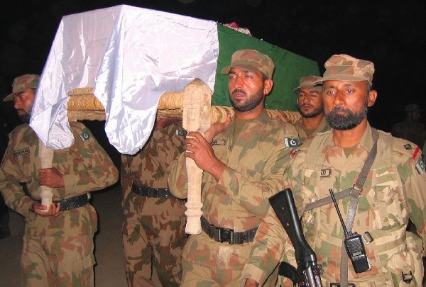 Soldados asisten al funeral de un compañero.