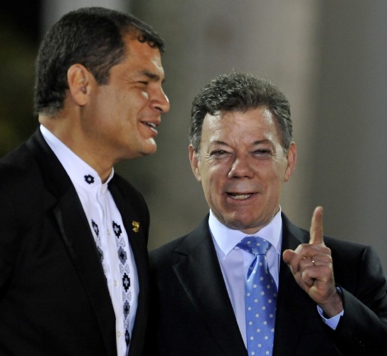 El presidente de Colombia, Juan Manuel Santos (d), conversa con su homólogo de Ecuador, Rafael Correa.