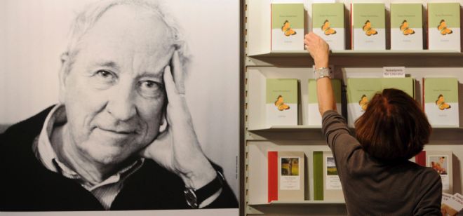 Una mujer coloca ejemplares de libros del poeta sueco Tomas Tranströmer.