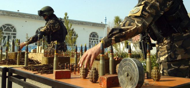 Soldados afganos posan junto al armamento confiscado durante una operación contra insurgentes islámicos en Herat.