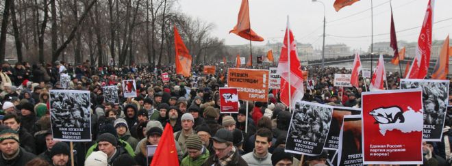 Decenas de personas se manifiestan contra el gobierno de Vladimir Putin en Moscú.
