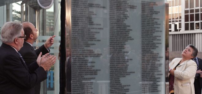 La presidenta de la Asociación de Víctimas del Vuelo JK5022, Pilar Vera (d), y el alcalde de Las Palmas de Gran Canaria, Juan José Cardona, inauguraron hoy la Plaza de la Memoria en recuerdo de los fallecidos en el accidente del avión de Spanair en Madrid el 20 de agosto de 2008, en la que se ha instalado una placa con los nombre de los fallecidos en el siniestro.