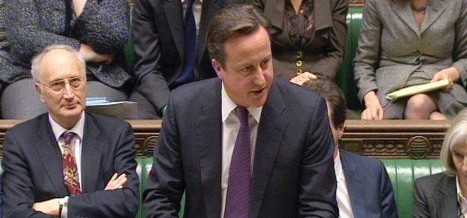 Imagen captada de un vídeo parlamentario en la que se ve al primer ministro británico David Cámeron interviniendo en el debate sobre el rechazo al pacto para control fiscal de la Unión Europea.