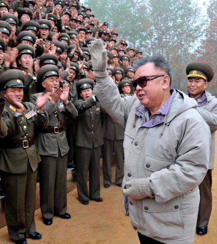 El fallecido líder norcoreano en una foto de archivo mientras saluda a un grupo de soldados.