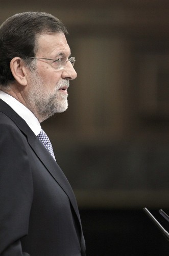 El líder del PP, Mariano Rajoy, al inicio de su discurso en la sesión de su investidura como presidente del Gobierno, en la que expone los detalles de la acción que pretende llevar a cabo al frente del Ejecutivo entre otros, que el año próximo reducirá en 16.500 millones de euros el desfase entre ingresos y gastos para así conseguir el objetivo de déficit del 4,4 % del PIB.
