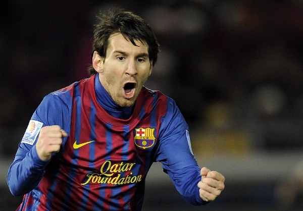 El jugador del Barça Lionel Messi celebra tras marcar un gol contra el Santos brasileño.