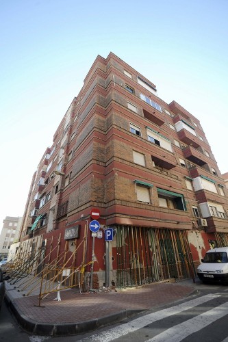 Grúas, edificios apuntalados, contenedores de escombros y solares vacíos siguen siendo el paisaje de la murciana localidad de Lorca.