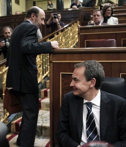 El presidente del grupo socialista en el Congreso de los Diputados, Alfredo Pérez Rubalcaba (i), de camino a su escaño, pasa junto al presidente en funciones, José Luis Rodríguez Zapatero.