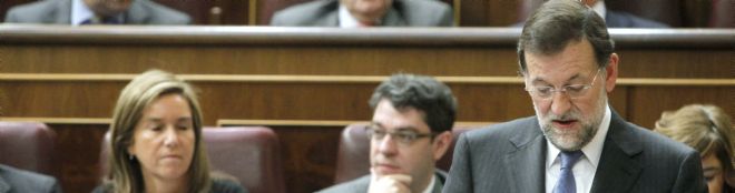 El líder del PP y futuro presidente del Gobierno, Mariano Rajoy, lee un artículo de la Constitución.