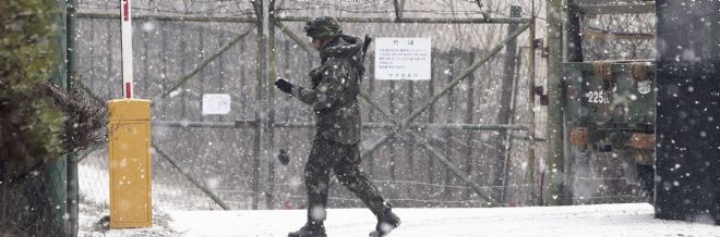 Un soldado surcoreano patrulla a lo largo de la frontera en la Línea Militar de Demarcació