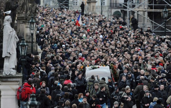 Miles de personas acompañan el coche fúnebre con los restos mortales del expresidente checo Václav Havel.