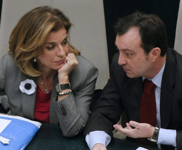 La teniente de alcalde del Ayuntamiento de Madrid, Ana Botella, conversa con el vicealcalde, Manuel Cobo.