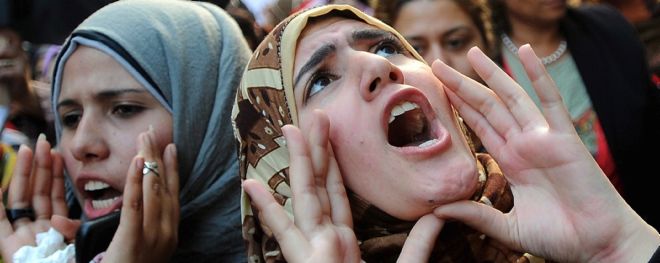 Mujeres egipcias participan en la manifestación convocada para pedir que se respeten sus derechos.