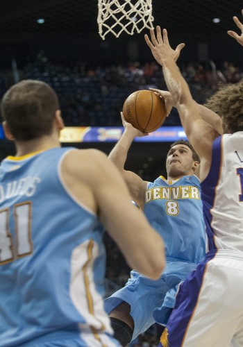 El jugador de los Nuggets, Danilo Gallinari (c), anota ante los Suns.