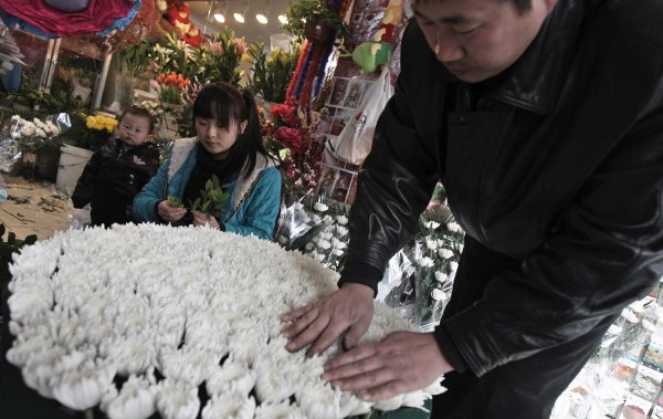 Un florista chino prepara arreglos florales ante la previsión de una mayor demanda.