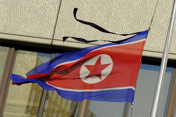 Una bandera coreana con un lazo negro.