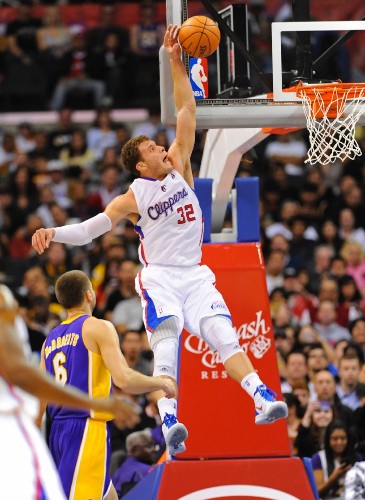 El jugador de Los Clippers Blake Griffin salta para encestar.