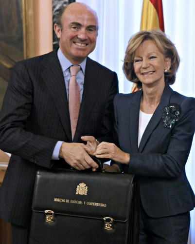 El ministro de Economía y Competencia, Luis de Guindos, sonríe junto a su antecesora en el cargo, Elena Salgado.