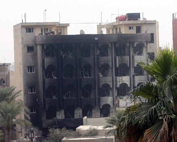 Vista de un edificio afectado por la explosión de un coche bomba en el barrio de Karada.