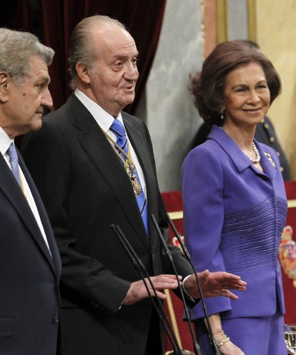El rey Juan Carlos pide a los diputados y senadores que paren el aplauso con el que recibieron a la familia real a su llegada al Congreso.