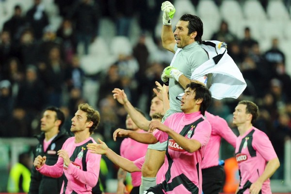 El portero de la Juventus, Gianluigi Buffon, (arriba), celebra con sus compañeros la victoria ante el Novara Calcio.