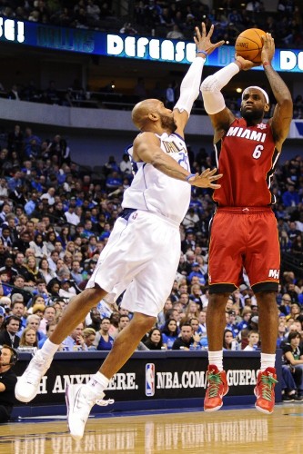 El jugador de Heat LeBron James (d) es marcado por Vince Carter (i), de Mavericks.