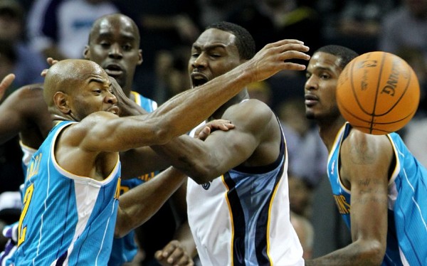 El jugador Tony Allen de los Grizzlies de Memphis disputa el balón con Jarrett Jack (i) de los Hornets de New Orleans.