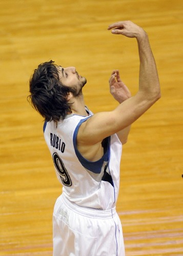 El jugador Ricky Rubio de los Timberwolves de Minnesota lanza al aire el balón tras la victoria de su equipo.