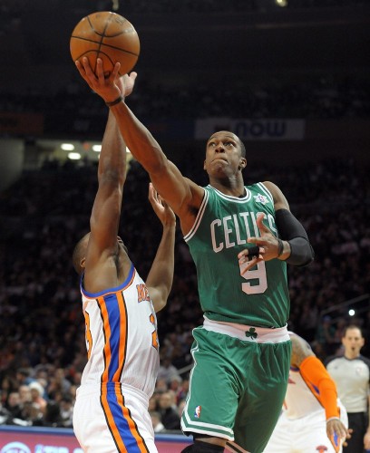El jugador de los Boston Celtics, Rajon Rondo (dcha), entra a canasta durante el partido de la NBA disputado frente a New York Knicks.