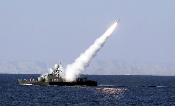 Un misil de alcance intermedio tierra-aire antiradar es lanzado desde un buque de la Armada iraní.